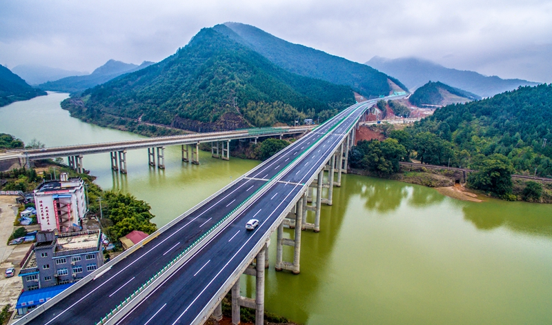 新疆生产建设兵团第十一师所属北新路桥集团承建的福建顺邵高速项目安家渡大桥 。雒焕鼎摄.jpg 新疆生产建设兵团第十一师所属北新路桥集团承建的福建顺邵高速项目安家渡大桥 。雒焕鼎摄.jpg