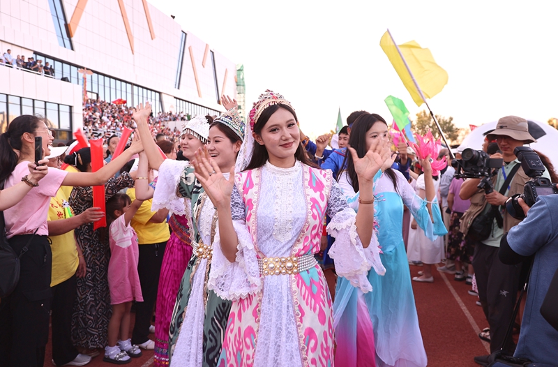 2025年7月18日，新疆“兵超”开幕式在第六师五家渠市举行，身着传统服饰的少数民族演员入场。李华北 摄.jpg