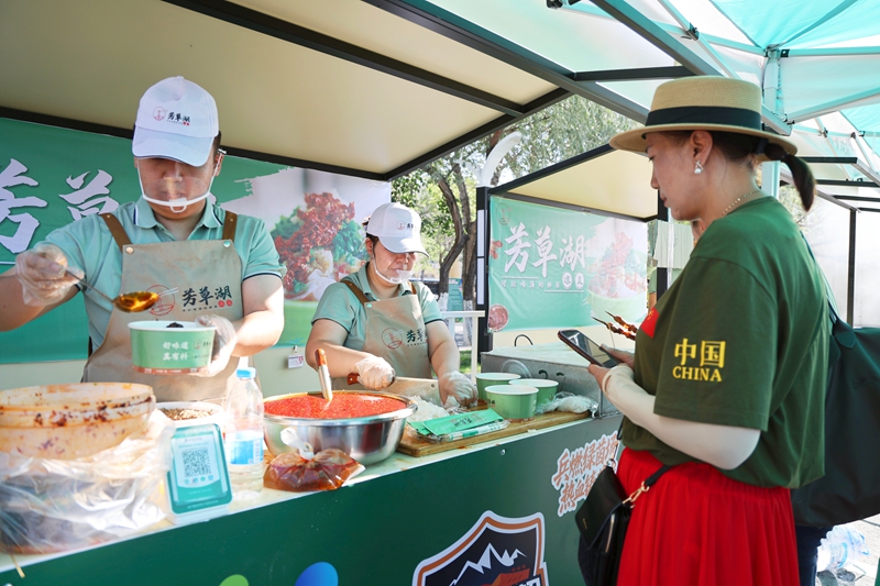 新疆“兵超”带火第六师五家渠市特色美食。杜仪 摄.jpg 新疆“兵超”带火第六师五家渠市特色美食。杜仪 摄.jpg