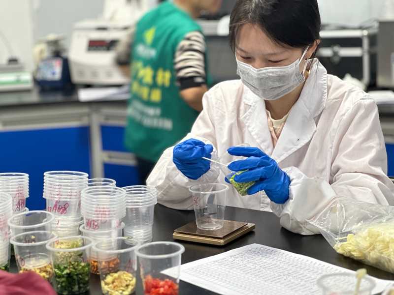 检测人员正对一批刚入库的新鲜食材进行检测。西江日报记者 刘浩辉 摄.jpg 检测人员正对一批刚入库的新鲜食材进行检测。西江日报记者 刘浩辉 摄.jpg