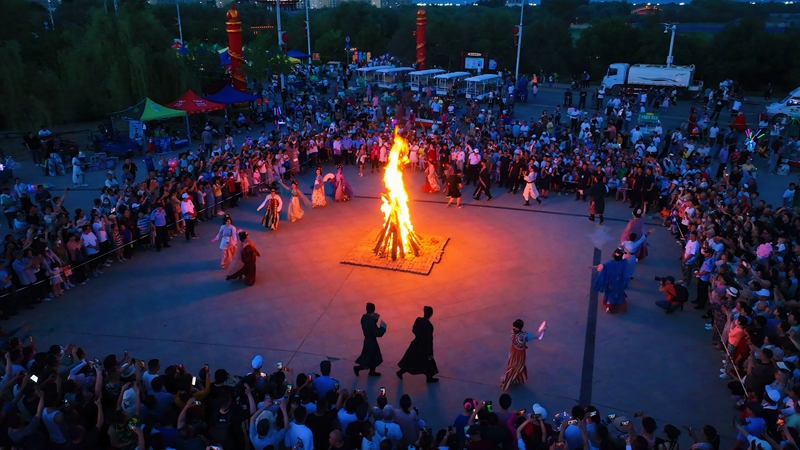 2023年7月27日,新疆生产建设兵团第十二师二二二团中心广场举行篝火联欢活动。(第十二师融媒体中心供图).jpg 2023年7月27日,新疆生产建设兵团第十二师二二二团中心广场举行篝火联欢活动。(第十二师融媒体中心供图).jpg