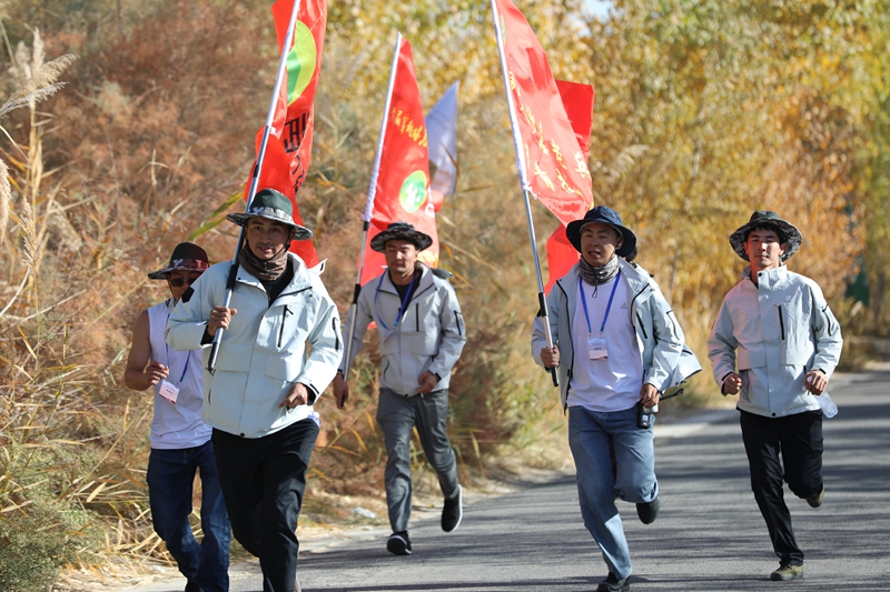 2024年10月19日,第十三届兵团沙海老兵节暨首届穿越塔克拉玛干沙漠徒步挑战赛在新疆生产建设兵团第十四师昆玉市举办。 马春燕摄.jpg 2024年10月19日,第十三届兵团沙海老兵节暨首届穿越塔克拉玛干沙漠徒步挑战赛在新疆生产建设兵团第十四师昆玉市举办。 马春燕摄.jpg
