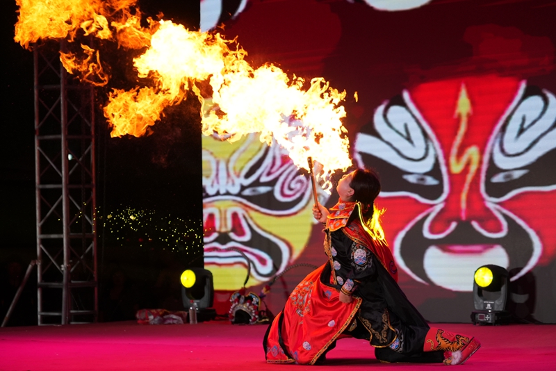 2025年5月1日,“玩美假日+乐购新星”新疆生产建设兵团第十三师新星市2025年风筝文化季暨“五一”消费嘉年华综艺晚会上,川剧变脸演员正在表演喷火。商凯旋摄.jpg 2025年5月1日,“玩美假日+乐购新星”新疆生产建设兵团第十三师新星市2025年风筝文化季暨“五一”消费嘉年华综艺晚会上,川剧变脸演员正在表演喷火。商凯旋摄.jpg