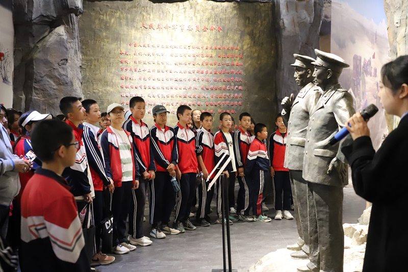 新疆生产建设兵团第七师胡杨河市 学生在胡杨河市文化馆参观 郭雪雪摄.jpg 新疆生产建设兵团第七师胡杨河市 学生在胡杨河市文化馆参观 郭雪雪摄.jpg