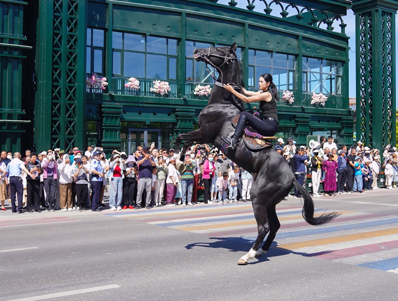 2025年5月25日,新疆生产建设兵团第十师北屯市举行“汗血传奇 驰骋北屯”军垦文化马术嘉年华活动,。图为,骑手正在进行马术表演。李正虎摄.jpg 2025年5月25日,新疆生产建设兵团第十师北屯市举行“汗血传奇 驰骋北屯”军垦文化马术嘉年华活动,。图为,骑手正在进行马术表演。李正虎摄.jpg