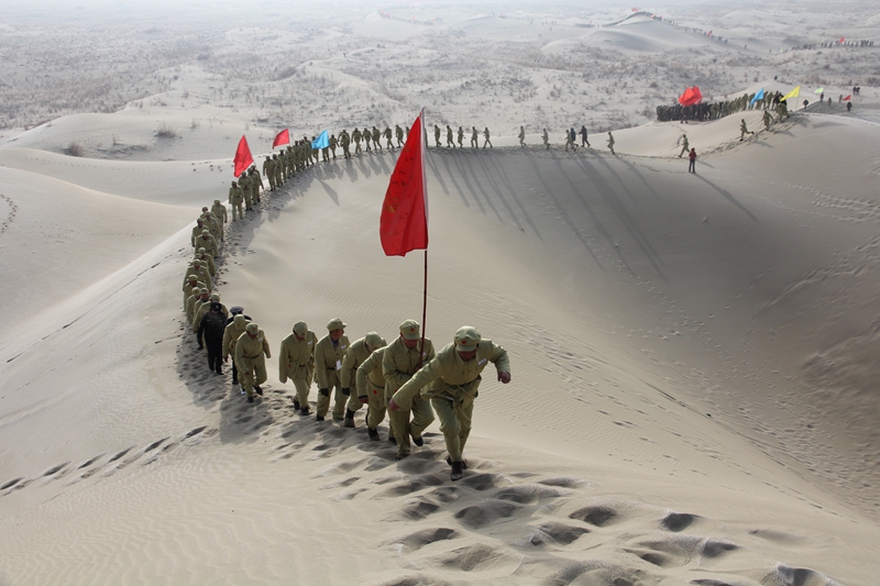 2023,12月22日,第十二届沙海老兵节期间,新疆生产建设兵团第十四师昆玉市干部职工重走沙海老兵路。马春燕 摄.jpg 2023,12月22日,第十二届沙海老兵节期间,新疆生产建设兵团第十四师昆玉市干部职工重走沙海老兵路。马春燕 摄.jpg