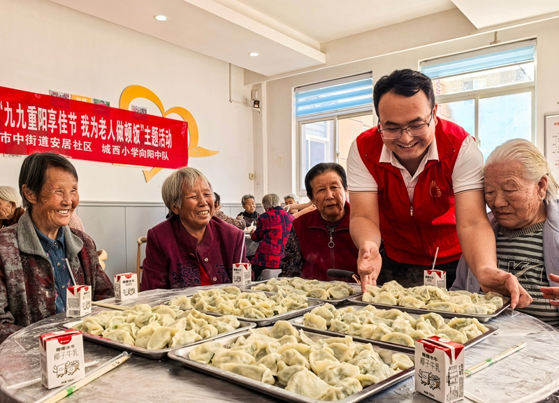 2025年“重阳节”期间，山东德州乐陵市组织志愿者深入社区开展“重阳敬老”文明实践主题活动.jpg
