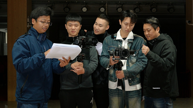 东张村文化特派员陈佳锦（左边第三位）与凤山村文化特派员连键刚（左边第一位）及拍摄团队共同在现场探讨乡村拍摄工作（东张村提供）.jpg