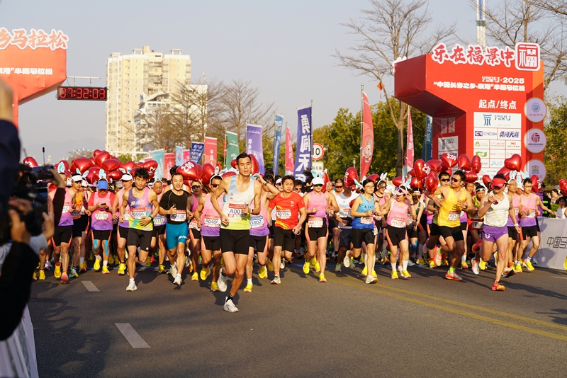 鸣枪起跑，运动员们陆续越过起跑线。洪坤泽摄.jpg