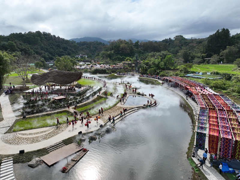 五指山市水满乡毛纳村雨林时光舞台.jpg 五指山市水满乡毛纳村雨林时光舞台.jpg