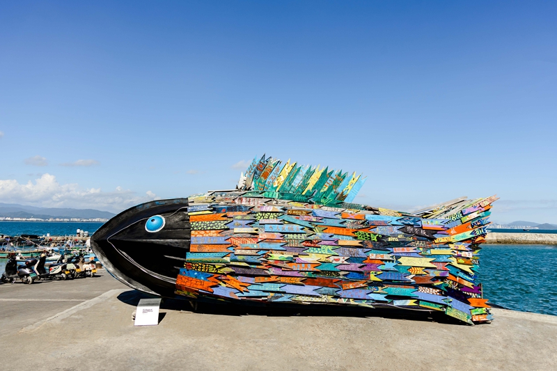 西岛网红打卡艺术装置《蜕变》，位于西岛渔村码头，由两艘废旧渔村改造而成.jpg
