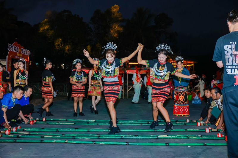 毛纳村村晚竹竿舞表演.jpg 毛纳村村晚竹竿舞表演.jpg