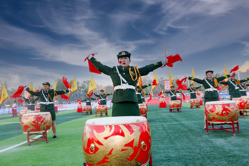 在第六师五家渠市举办的新疆“兵超”开幕式上，新疆生产建设兵团第六师芳草湖农场职工群众带来《鼓乐六师》表演 闻新 摄.jpg