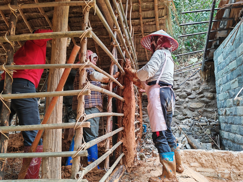 昌江县洪水村正在进船型屋行修缮.jpg 昌江县洪水村正在进船型屋行修缮.jpg