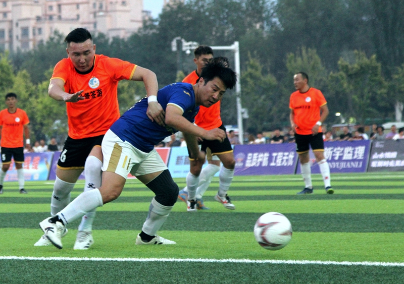 球员在赛场上奋力拼搏。 骆新成 摄..jpg