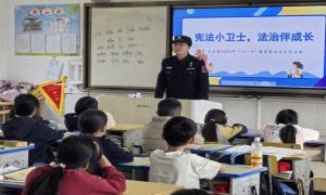 宪法日里“警”色浓 法治种子进校园