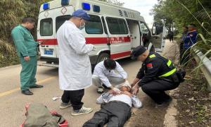 群众车速过快撞护栏 民警及时救助暖人心