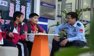 小长廊里有大温暖