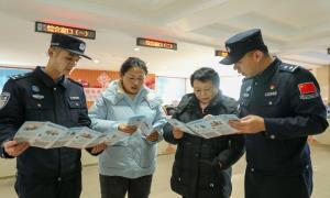 古城里边检站开展双语普法宣传活动