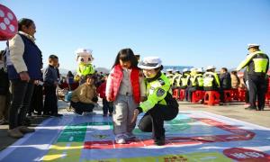 湖北远安女警服务“破圈” 打造窗口服务暖心名片