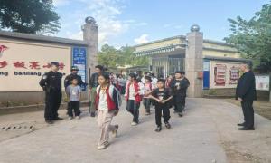 护学岗、安全阀、法治课，“三招”筑牢校园安全防线