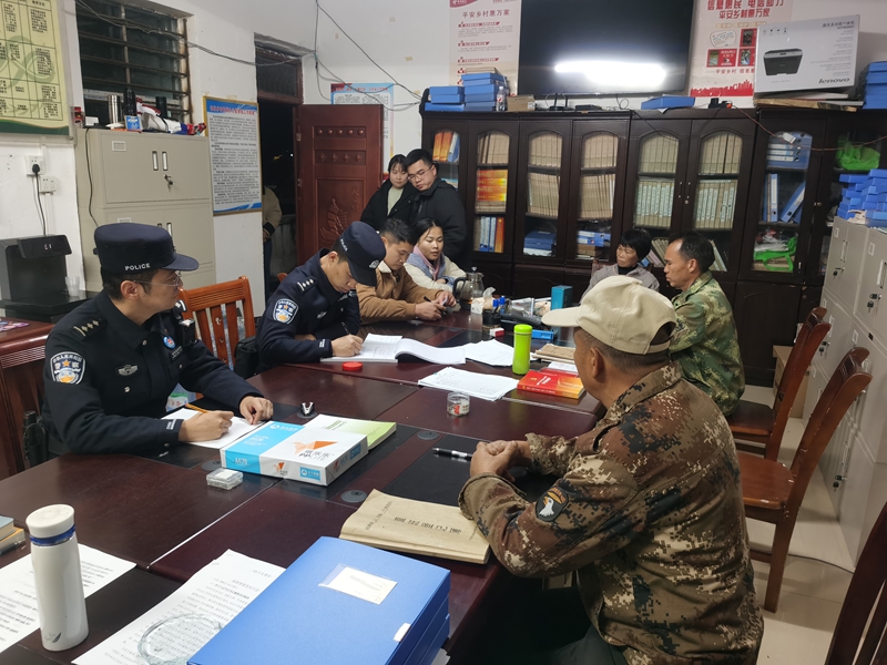 图为壬庄边境派出所联合村两委调解矛盾纠纷.jpg