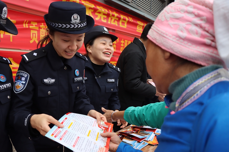 图为睦边移民女警队开展普法宣传活动.jpg