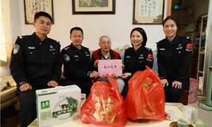罗湖边检站春节期间慰问社区困难群众