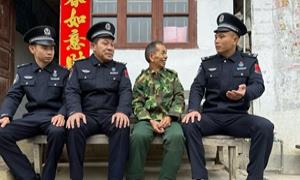 致敬老兵 情暖边关