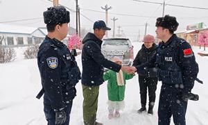 风雪无情人有情 暖心救助被困车辆