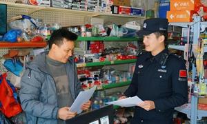 法治宣传入集市 民警海报送“法”来