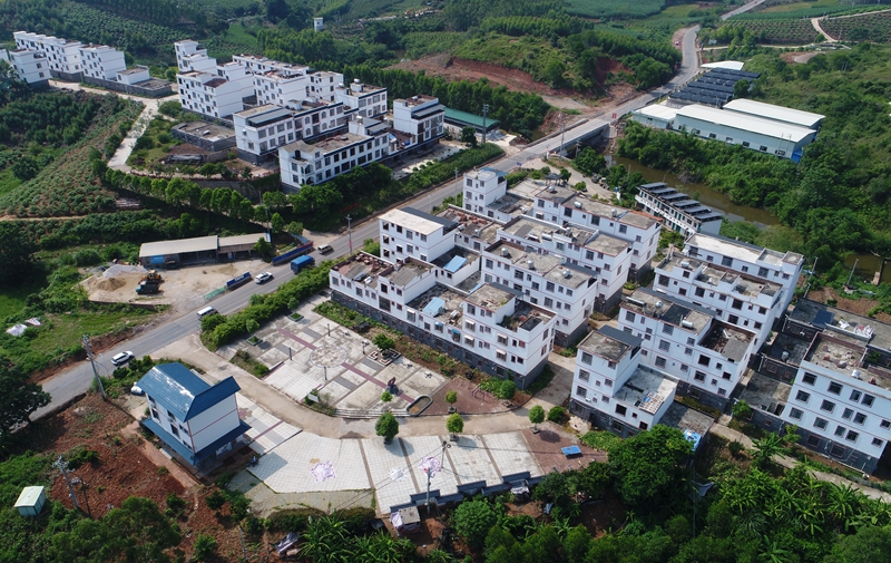 高空俯瞰那贡坡，一幢幢“吴茱萸楼‘拔地而起，成为当地一道靓丽风景。滕忠 摄.jpg