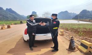 村民与民警接力救助受伤褐翅鸦鹃