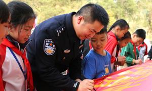 警徽闪耀学雷锋 爱洒边关暖民心