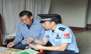 粽叶飘香暖桑榆 警民情深话安康