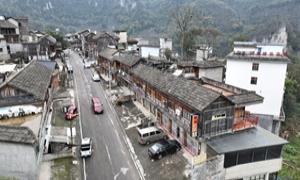 织金洞旁新风景：看古老苗寨如何用“针线活”绣出现代化