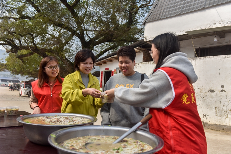 福州市罗源县起步镇“流动厨灶”活动中，文明实践志愿者将热气腾腾的美食送给群众.jpg