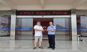 群众主动上交土制手枪 警民携手共筑安全防线