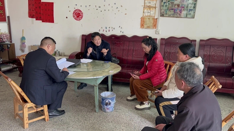 厉山法庭庭长上门调解涉农纠纷.jpg