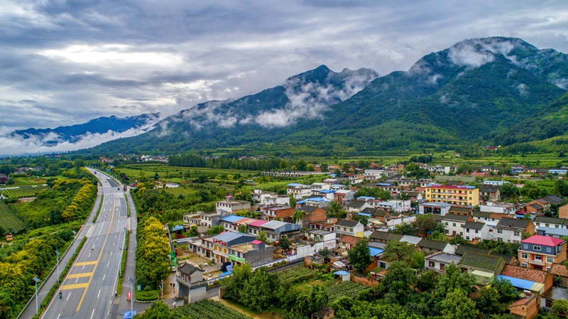 陕西省西安市鄠邑区环山路栗峪口美丽乡村-丁昌民 摄.jpg 陕西省西安市鄠邑区环山路栗峪口美丽乡村-丁昌民 摄.jpg