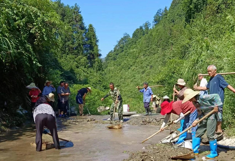 村民参与“清洁家园”行动.jpg