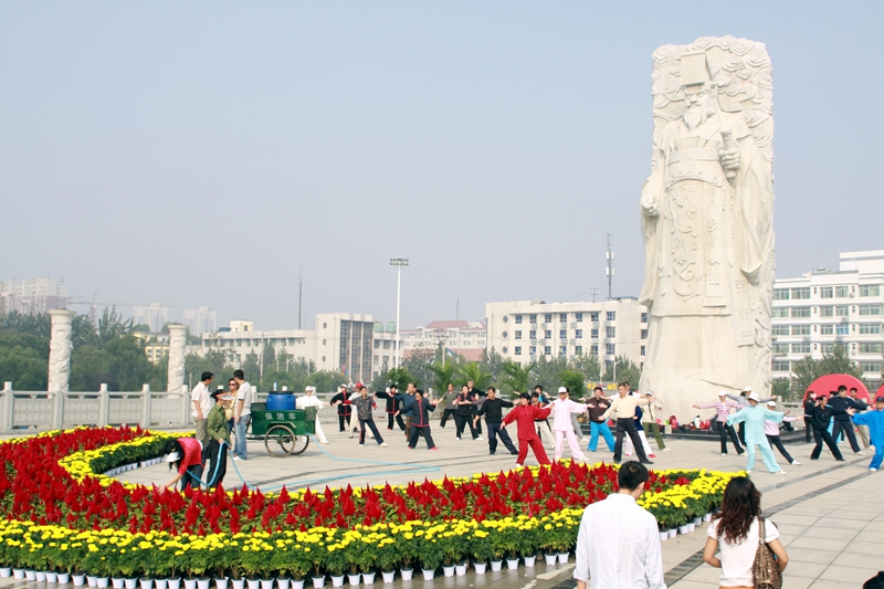 陕西省咸阳市统一广场,在秦始皇雕塑下晨练的市民在-许衙评 摄.jpg 陕西省咸阳市统一广场,在秦始皇雕塑下晨练的市民在-许衙评 摄.jpg