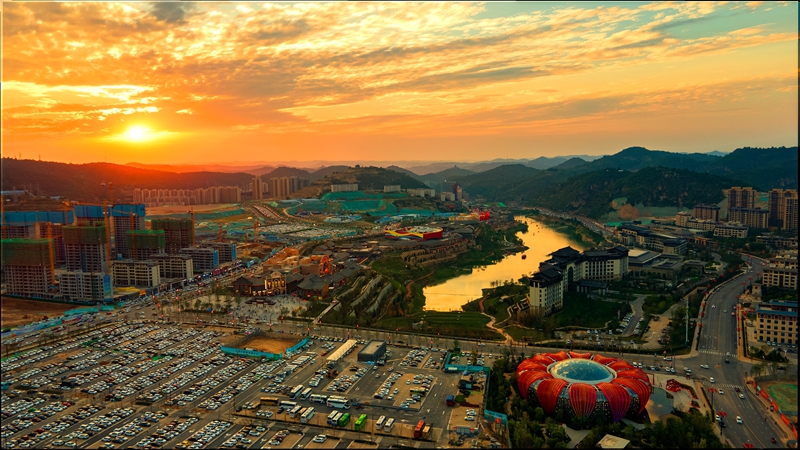 陕西省延安市宝塔区万达小镇的晚霞雷博  摄.jpg 陕西省延安市宝塔区万达小镇的晚霞雷博  摄.jpg