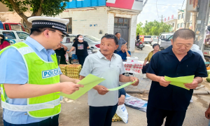 定边交警走集市“唠家常” 拉紧“一老一小”平安线
