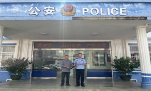 群众主动上交枪支