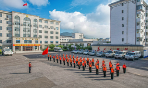 “红色堤防”护村安澜