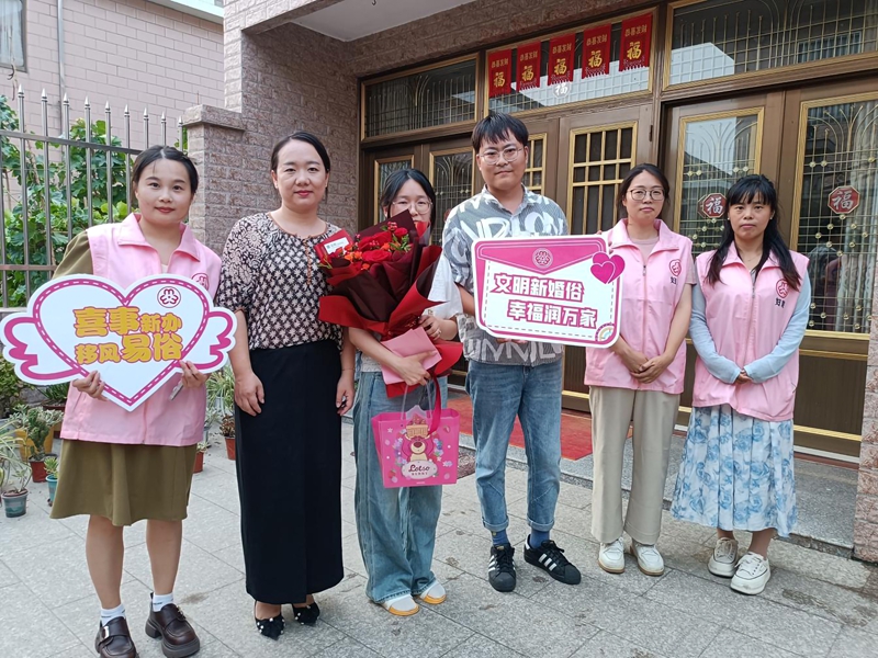 江苏省盐城市东台市五烈镇甘港村志愿者前往新婚夫妇家中,送上祝福鲜花和新型婚育文化宣传画册,宣传新型婚育文化。.jpg 江苏省盐城市东台市五烈镇甘港村志愿者前往新婚夫妇家中,送上祝福鲜花和新型婚育文化宣传画册,宣传新型婚育文化。.jpg