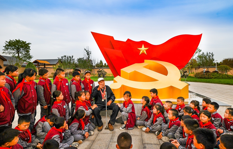 江苏省连云港市赣榆区“三好”服务走进山区,邀请抗战老兵为未成年人讲述革命故事.jpg 江苏省连云港市赣榆区“三好”服务走进山区,邀请抗战老兵为未成年人讲述革命故事.jpg
