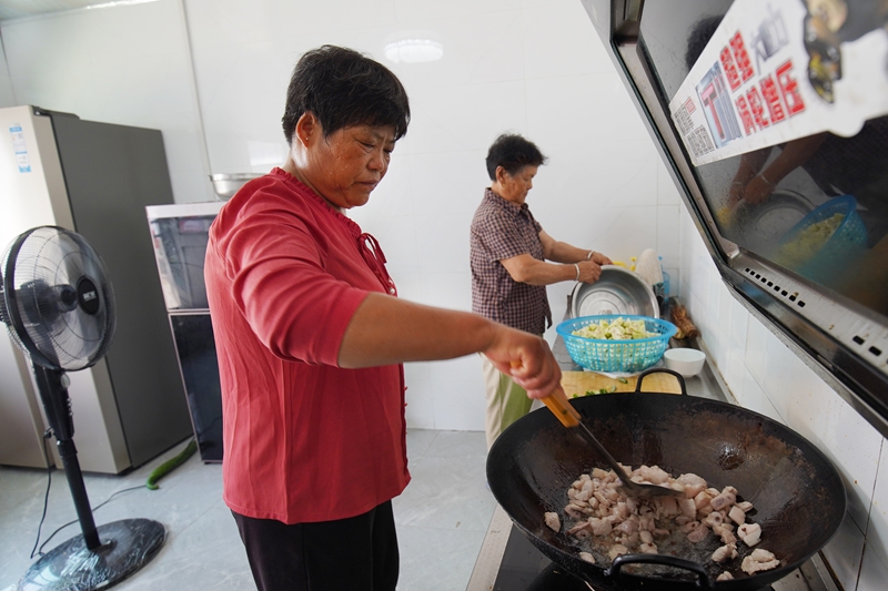 江苏省徐州市贾汪区塔山镇塔山村”幸福小院“ 志愿者张西玲为老人准备午饭.jpg 江苏省徐州市贾汪区塔山镇塔山村”幸福小院“ 志愿者张西玲为老人准备午饭.jpg