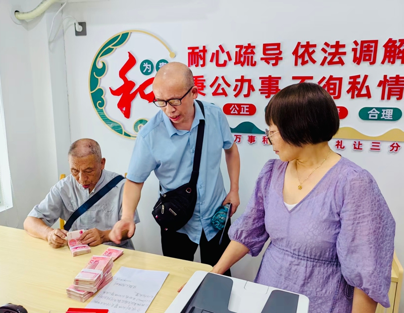 巴东县综治中心调解室里,谭文芳组织双方当事人调解,案件当场履行,实现案结事了人和.jpg 巴东县综治中心调解室里,谭文芳组织双方当事人调解,案件当场履行,实现案结事了人和.jpg